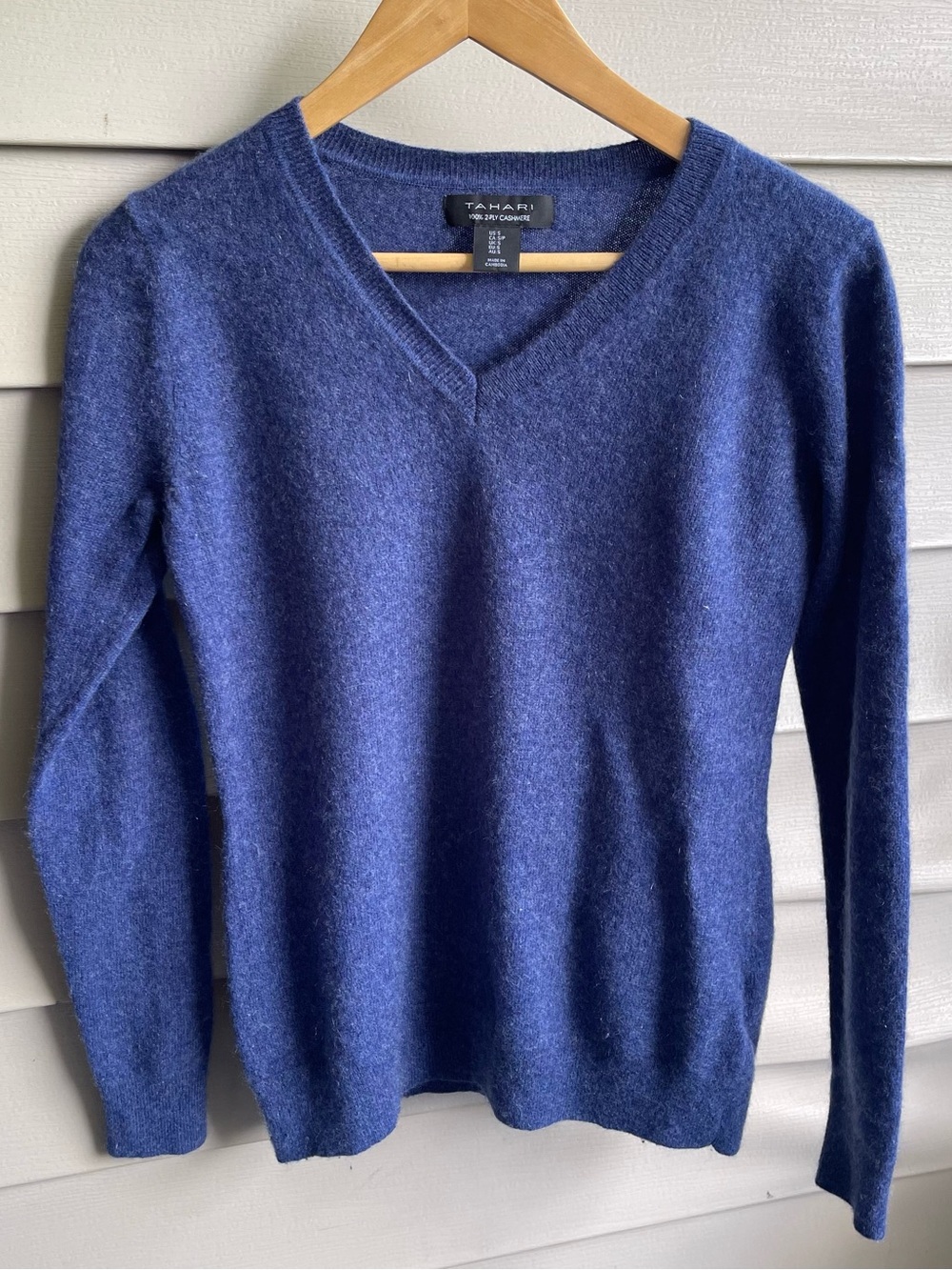 Tahari Womens V Neck 100% 2-ply Cashmere Sweater Size S Blue Tight Knit Luxury